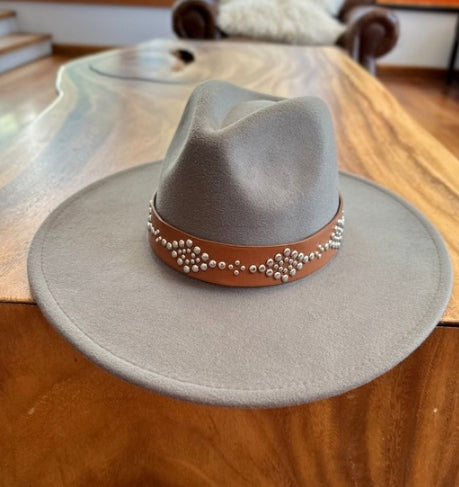 VEGAN FELT FEDORA W/  STUDDED LEATHER BELT