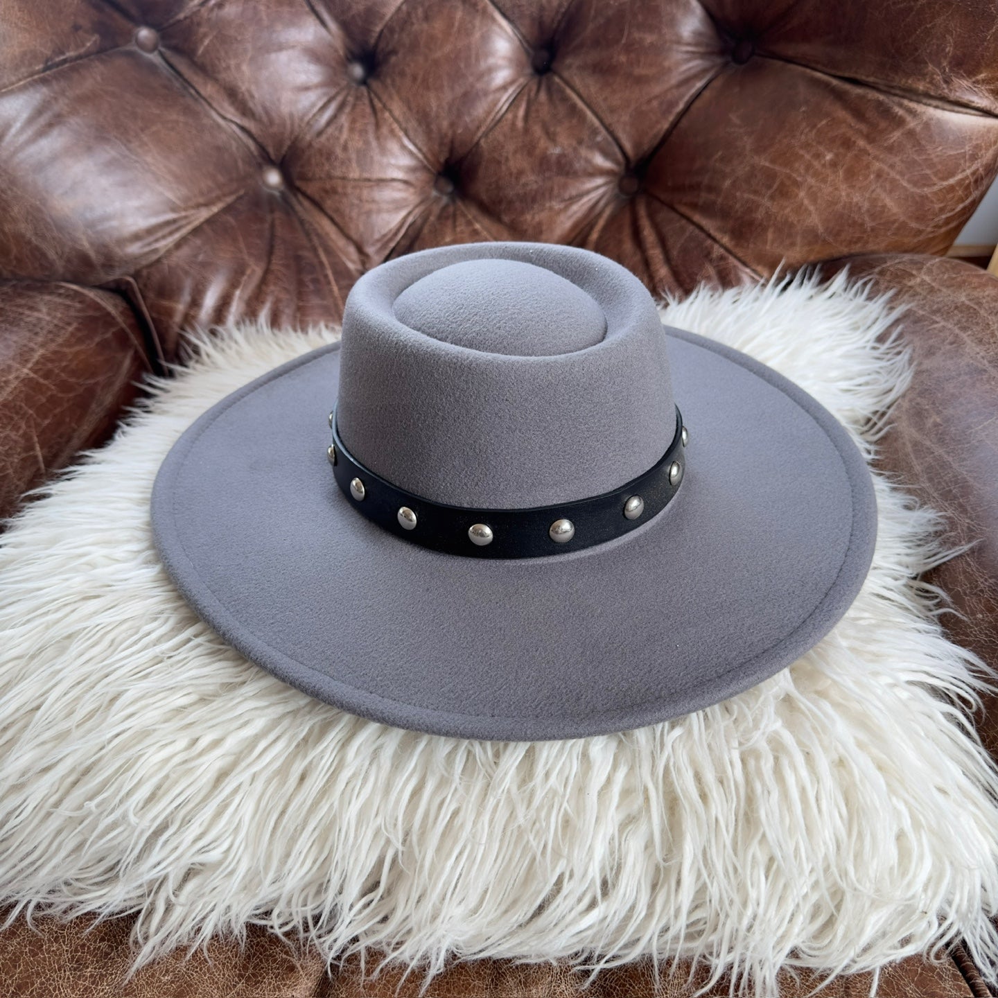 VEGAN FELT BOATER HAT WITH LEATHER BELT