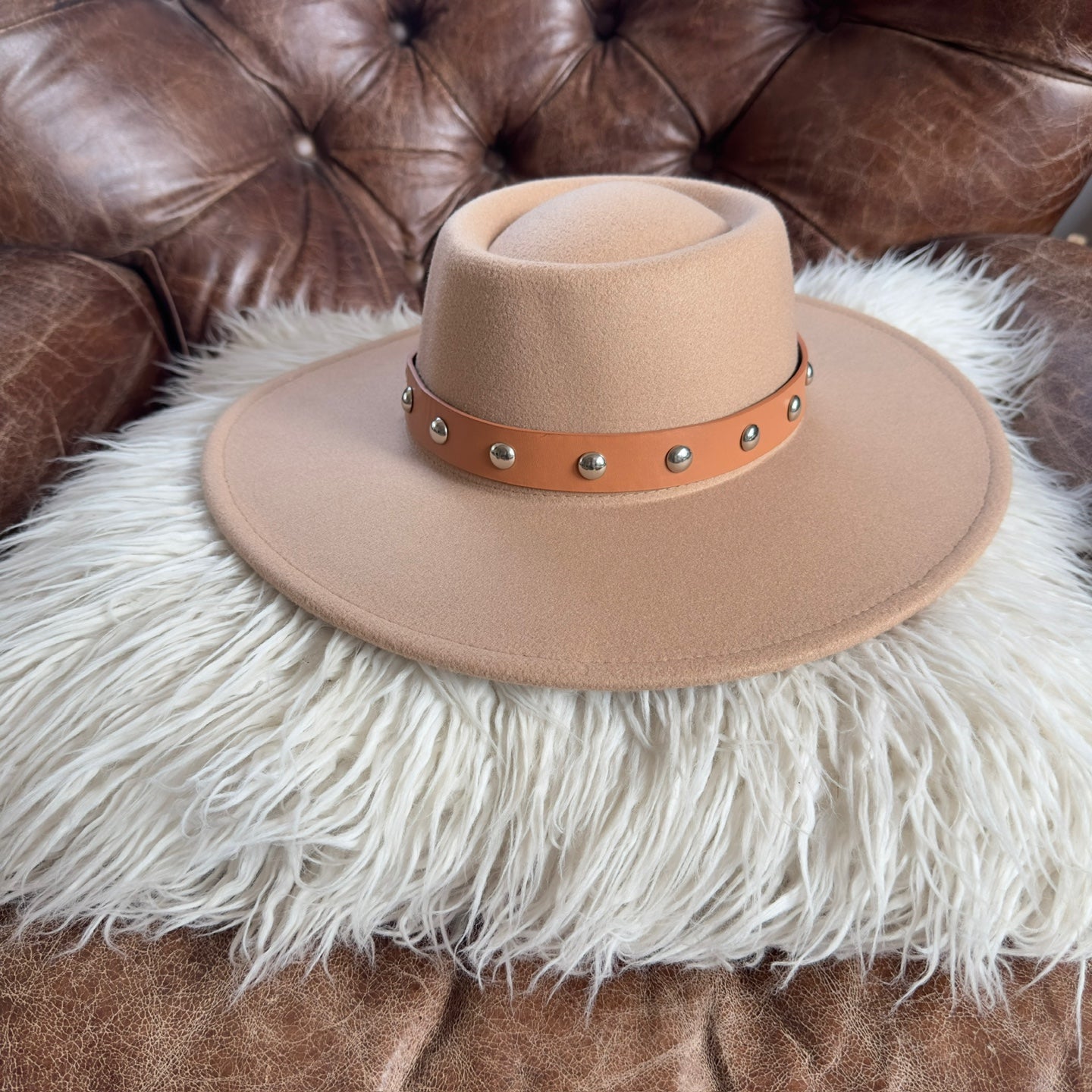 VEGAN FELT BOATER HAT WITH LEATHER BELT