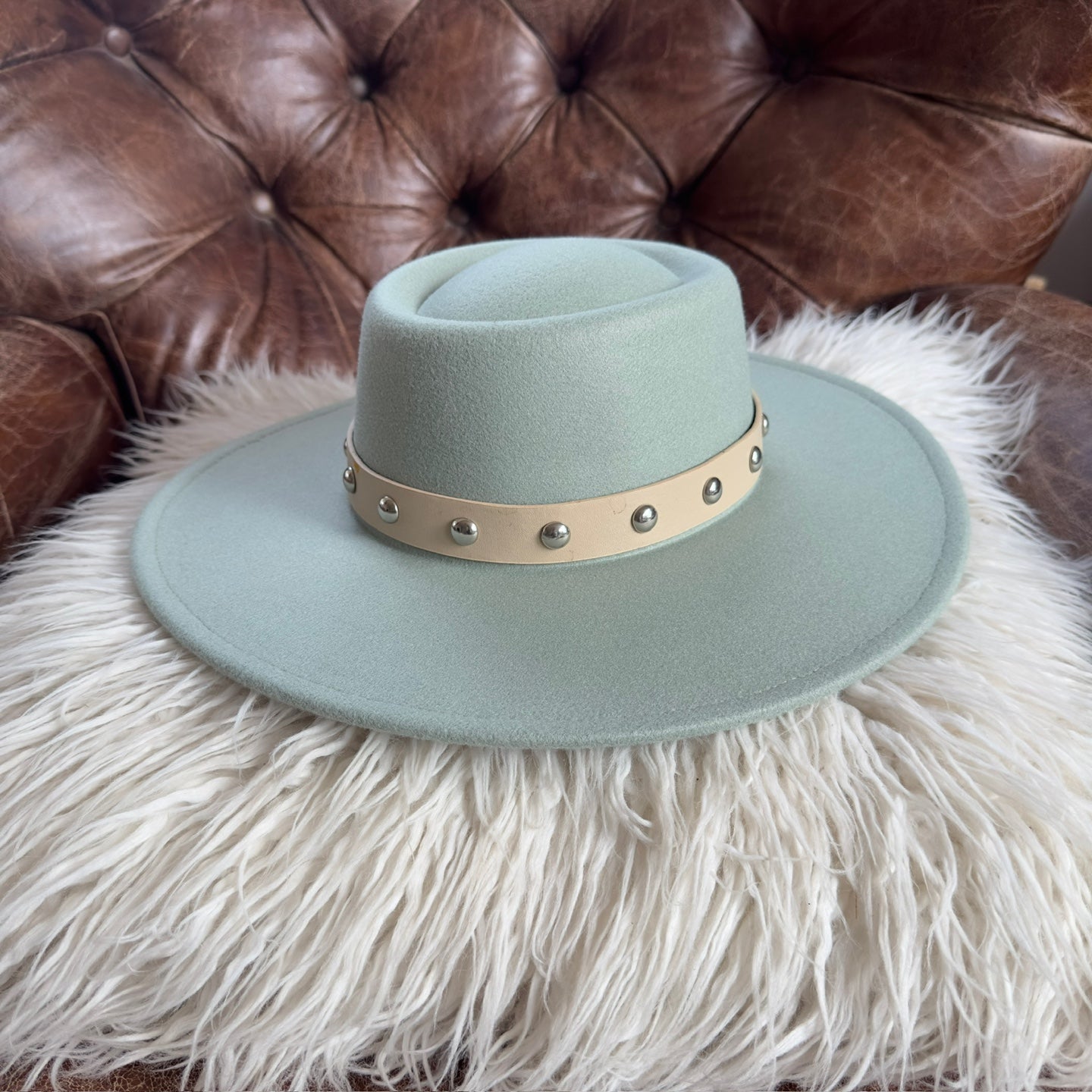 VEGAN FELT BOATER HAT WITH LEATHER BELT