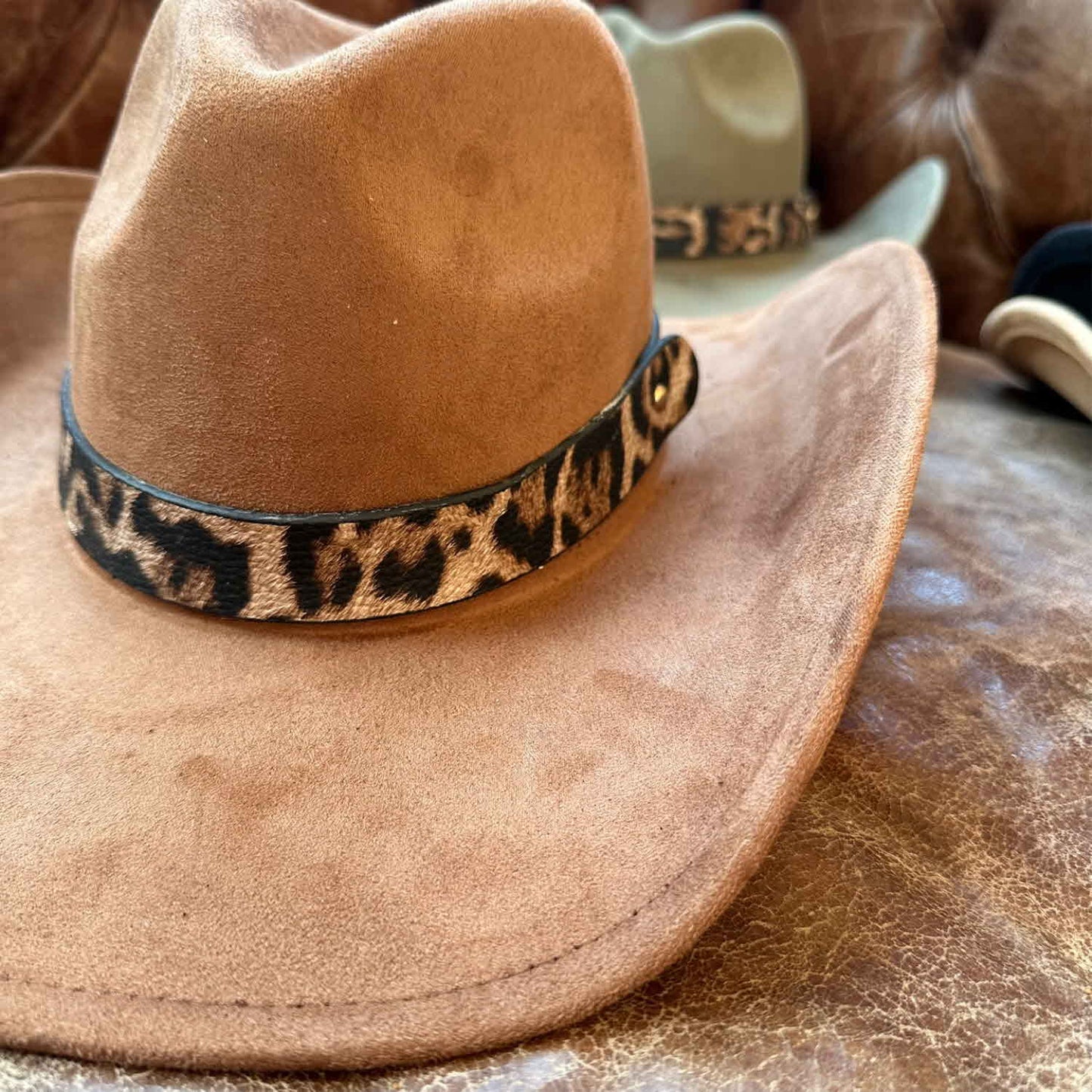 VEGAN SUEDE COWBOY HAT W / LEOPARD LEATHER BELT